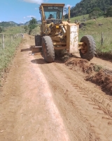Prosseguem as manutenções nas estradas vicinais de Macuco   