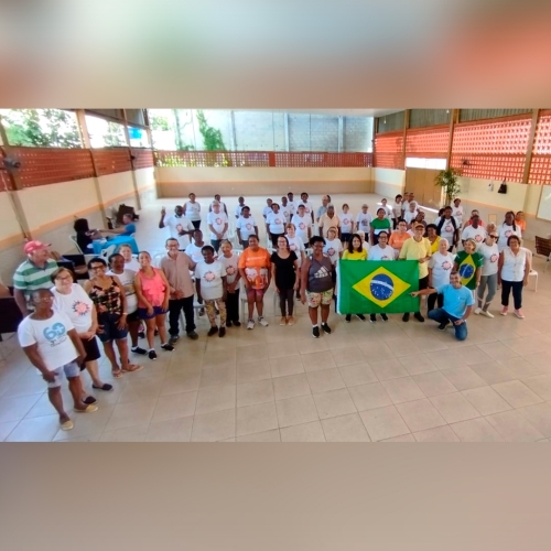 Melhor idade celebra Dia da Bandeira com música e café da manhã  