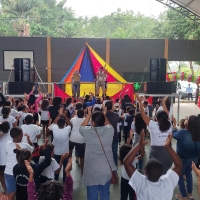 Celebração da alegria infantil e da união comunitária