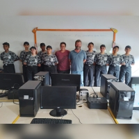 Jovens Guardas Mirins têm sua primeira aula de informática