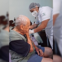 Macuco está vacinando seus idosos em casa