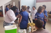 Praticantes de ginástica recebem vacinação contra a gripe em Macuco