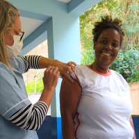 Concluída imunização de profissionais de educação em Macuco