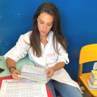 Conferindo a Caderneta de Vacinação dos estudantes 