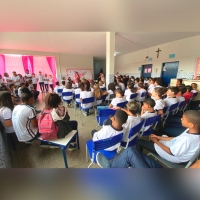 Saúde e Educação promovem ação do 'Outubro Rosa' em duas escolas 