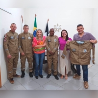 Motoristas de ambulância recebem novos uniformes 