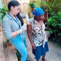 Profissionais de saúde dão sequência à vacinação dos acamados