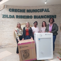 Prefeitura entrega lavadora e secadora à Creche Municipal 