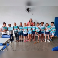 Educação reforçada com livros didáticos para os alunos macuquenses  