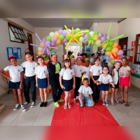 Cabelos doidos e corações unidos num dia de criatividade e integração 