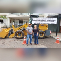 Prefeitura de Macuco recebe moderna máquina pá carregadeira e empilhadeira