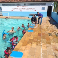 Retomadas as aulas de natação em Macuco