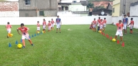 Escolinha do Léo Moura atende centenas de crianças em Macuco