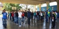 Jovens prestam juramento a bandeira em Macuco