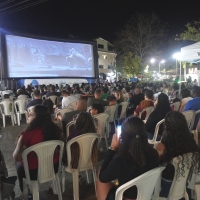 Noite de exibição gratuita de cinema em praça pública